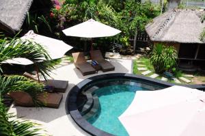 吉利特拉旺安吉利福拉什协和酒店的一个带遮阳伞和椅子的游泳池以及一个游泳池