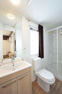 佩斯基耶拉德加达意大利贝拉露营酒店的白色的浴室设有卫生间和水槽。