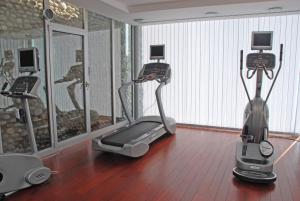 波德戈里察波德戈里察酒店的健身房,室内配有两辆健身自行车