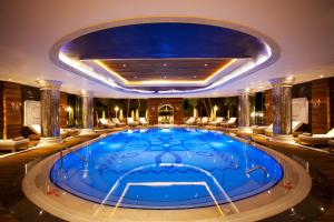 Gokcedere利玛克温泉精品酒店的酒店的大型游泳池周围设有椅子