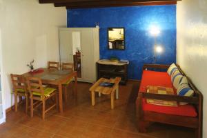拉奥利瓦索列里奥乡村民宿的客厅配有沙发和桌子