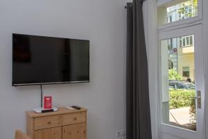 柏林Pandoras home的挂在窗户旁墙上的平面电视