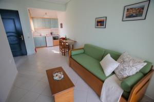 希伊Agnanti的客厅配有绿色沙发和桌子