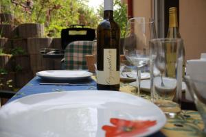 埃迪格尔-埃莱尔Ferienhaus Trimmisch的一张桌子,上面放着盘子和一瓶葡萄酒