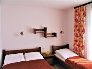 卡尔维亚NEMO 2的一间卧室设有两张床和窗户。