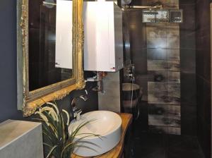 波别罗沃Apartament Nr.9的一间带水槽和镜子的浴室