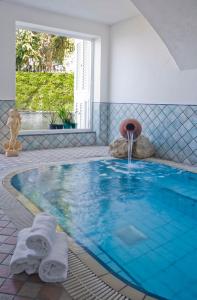 伊斯基亚维拉道尔塔酒店的一个带喷泉的游泳池