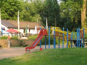 Rhein River Guesthouse - direkt am Rhein的儿童游玩区