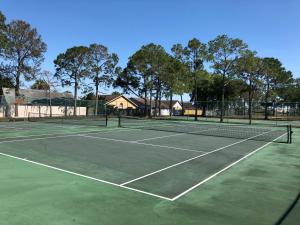 基西米拉古那别墅酒店的网球场和2个网球场