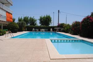 卡斯特尔德费尔斯Apartamento Maraka Playa Castelldefels的一座建筑物中央的游泳池
