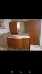 克罗托内Isabel的浴室配有盥洗盆和浴缸。