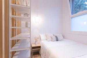 吉塔里亚GETARIA APARTAMENTUAK - Sahatsaga的一间卧室设有一张床和一个书架