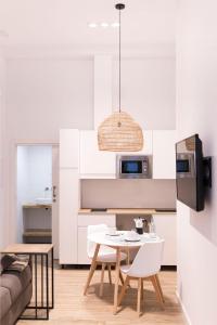 吉塔里亚GETARIA APARTAMENTUAK - Sahatsaga的厨房以及带桌椅的起居室。