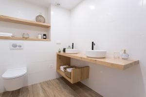 吉塔里亚GETARIA APARTAMENTUAK - Sahatsaga的一间带两个盥洗盆和卫生间的浴室