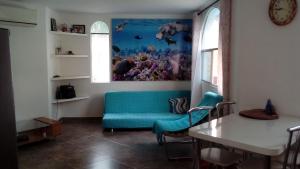圣玛尔塔La Mansion del Rodadero的客厅配有蓝色的沙发和桌子