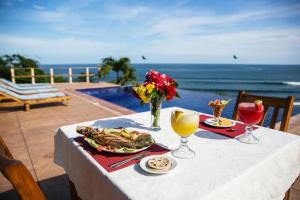 埃尔库科阿尔瓦多洛斯曼戈斯酒店的一张桌子,上面放着一盘食物,享有海景