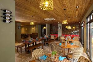 爱妮岛Lagùn Hotel的餐厅设有木制天花板和桌椅