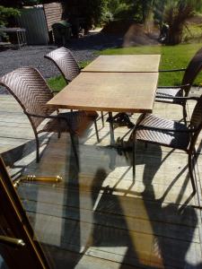Marcouray卢兹度假屋的一张带两把椅子的木餐桌
