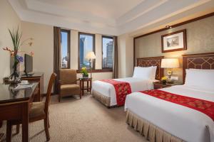 上海上海锦江国际饭店的酒店客房配有两张床和一张书桌