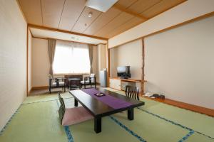 上川町Hotel Taisetsu Onsen&Canyon Resort的一间带桌椅的用餐室