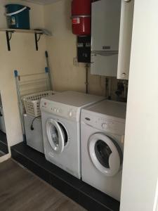 巴勒姆Bungalow Halfweg的洗衣房配有洗衣机和烘干机