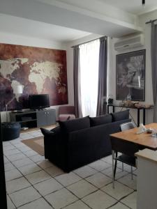 安科纳Il Giramondo的客厅配有沙发和桌子