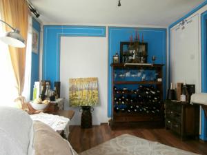 科普里夫什迪察The Gates Apartments的客厅设有蓝色的墙壁和酒柜。