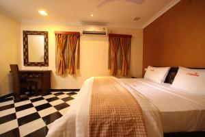 马杜赖米纳克什阳光酒店的一间卧室配有一张床,铺有一个 ⁇ 板地板