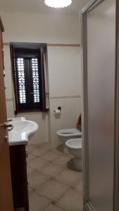 Lenolavilla del maestro的一间带水槽和卫生间的浴室以及窗户。