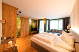 塞尔瓦迪加尔代纳山谷Mountain Design Hotel EdenSelva的客厅配有白色沙发和一些窗户。
