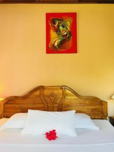 拉迪格岛Villa Source D'Argent的一张床上有红花