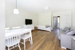 纳坦利Design Apartments Kristiina的白色的客厅配有桌子和沙发
