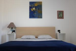 切尔沃La Strelitzia Cervo Mare的一间卧室配有一张带蓝色棉被的床