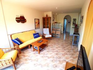 莱斯卡拉Apartamento Cala Montgó的客厅配有黄色的沙发和桌子