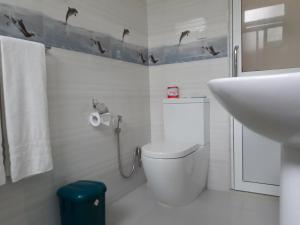 乌纳瓦图纳奥尔加别墅的一间带卫生间和水槽的浴室