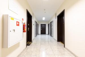斯维诺乌伊希切Apartamenty Stella Baltic by Renters的走廊设有黑色门,铺有瓷砖地板
