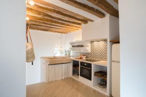 休达德亚Ses Voltes Sant Antoni的一间带水槽和炉灶的小厨房