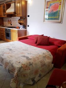 卡斯波焦贝蒂布度假屋的一间卧室配有一张带红色毯子的大床