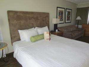 冲浪者海滩酒店客房内的一张或多张床位