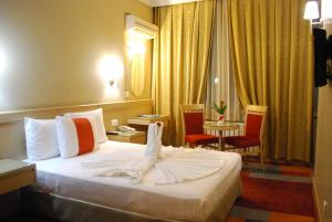 迪亚巴克尔迪亚巴克尔SV商务酒店的酒店客房,配有一张带浴袍的床
