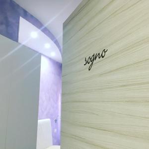 维耶斯泰Dream & Relax的一间墙上有标志的浴室