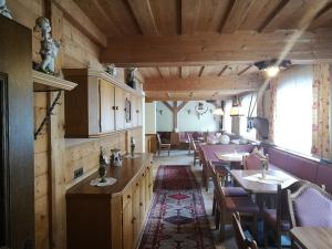 图克斯Ferienhof zur Sonne的餐厅拥有木墙和桌椅