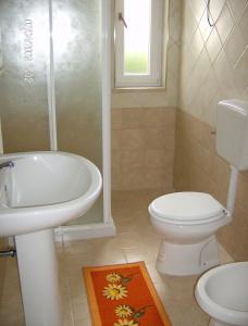 皮佐Villino Sole的浴室配有白色水槽和卫生间。