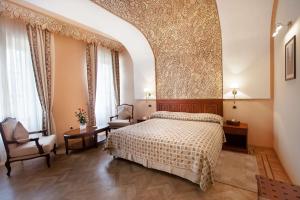 丹吉尔法国别墅格兰德酒店的一间卧室配有一张床和一把椅子