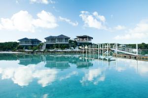 乔治镇Kahari Resort, a Peace and Plenty Resort Property的水面上一排房屋,有码头