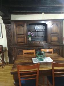 Viscarret-Guerendiáin巴蒂特度假屋的一间带木桌和椅子的用餐室
