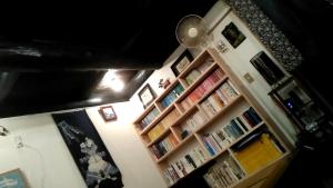 Arita艸風舎 Soufusha的书架上书架的房间