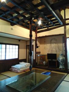 Arita艸風舎 Soufusha的一间房间里设有玻璃桌的房间
