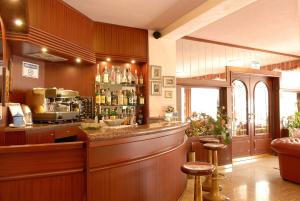 瓦拉泽克丽斯塔罗酒店的餐厅内的酒吧,带柜台和凳子