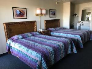 布兰丁四角汽车旅馆的紫色毯子,酒店客房内的两张床